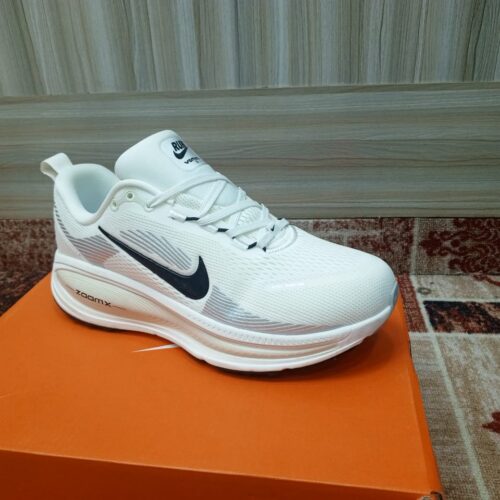 Nike Vomero 18 (White)